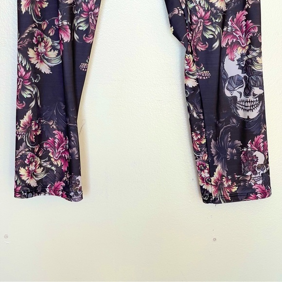 Womens Cropped leggings Floral Skeleton Print Sz Small Workout Activewear Yoga - Picture 6 of 12